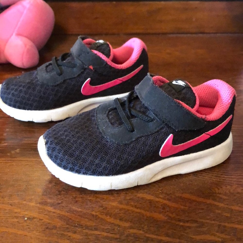 Black and pink Nike’s sz 7